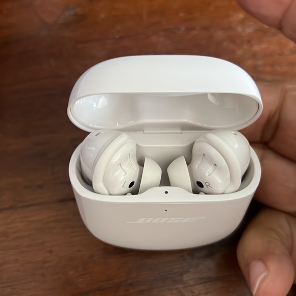Bose quiet comfort II earbuds technically new I used them twice - Picture 2 of 4